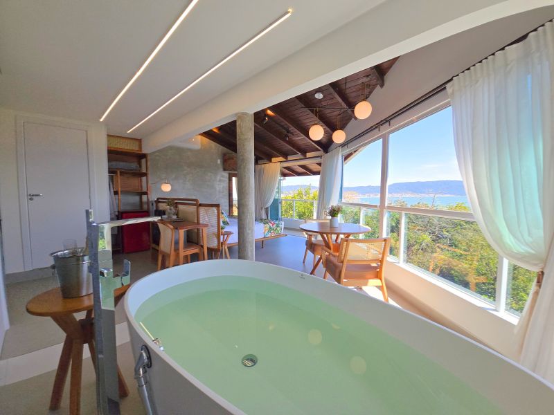Master Suite com Banheira e vista para o mar (1)