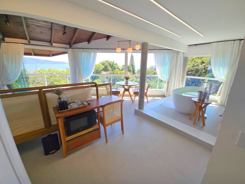 Master Suite com Banheira e vista para o mar (10)