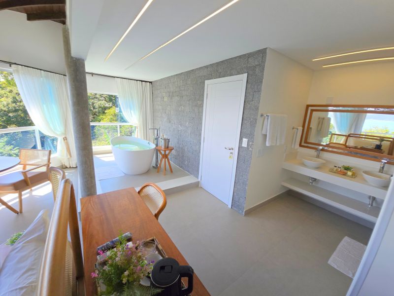 Master Suite com Banheira e vista para o mar (18)