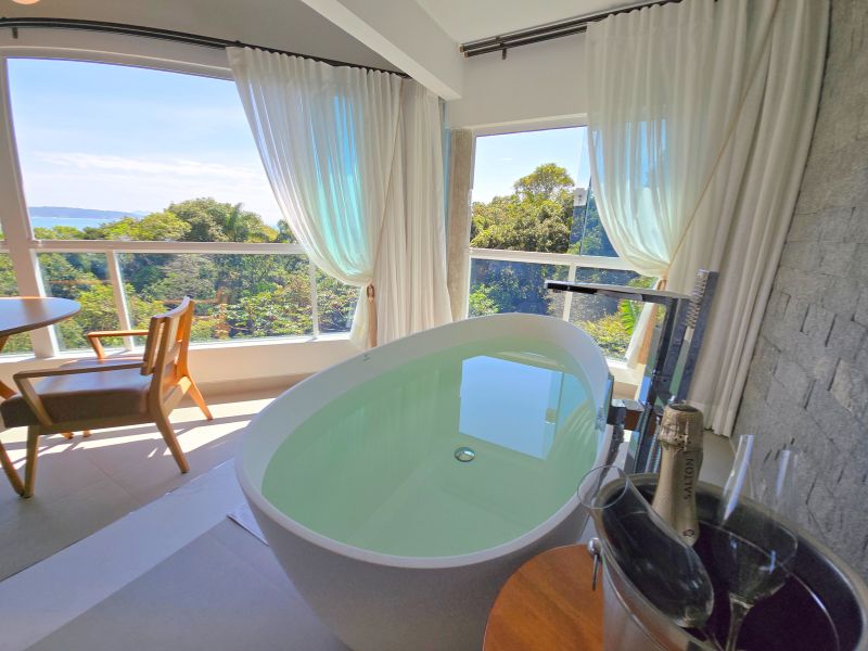 Master Suite com Banheira e vista para o mar (2)