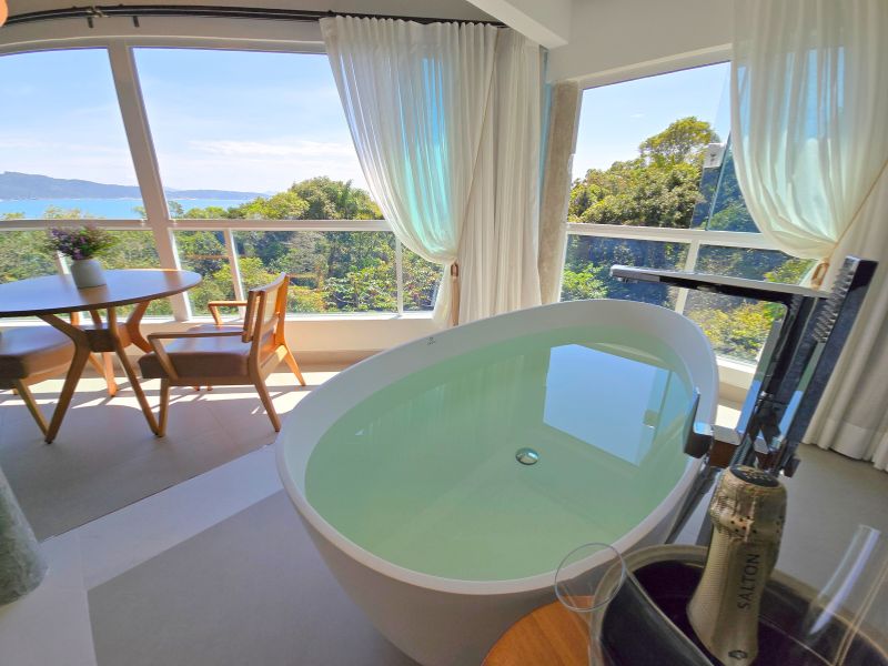 Master Suite com Banheira e vista para o mar (3)