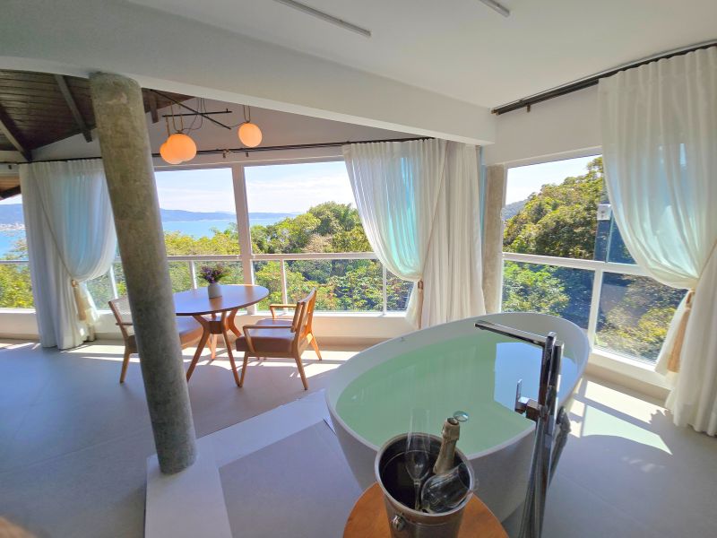 Master Suite com Banheira e vista para o mar (7)