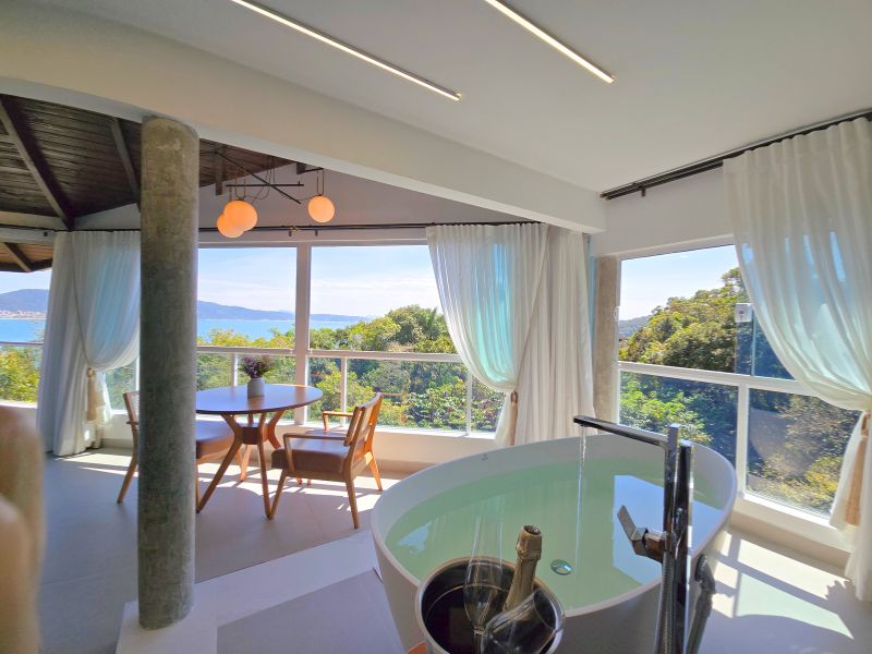 Master Suite com Banheira e vista para o mar (8)