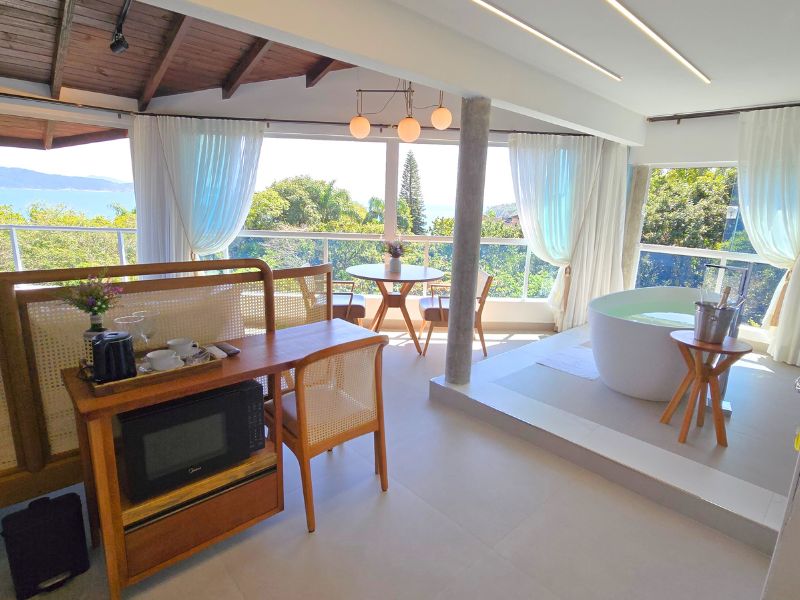 Master Suite com Banheira e vista para o mar (9)