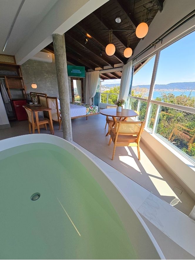 Master Suite com Banheiro e vista do mar verticais (1)