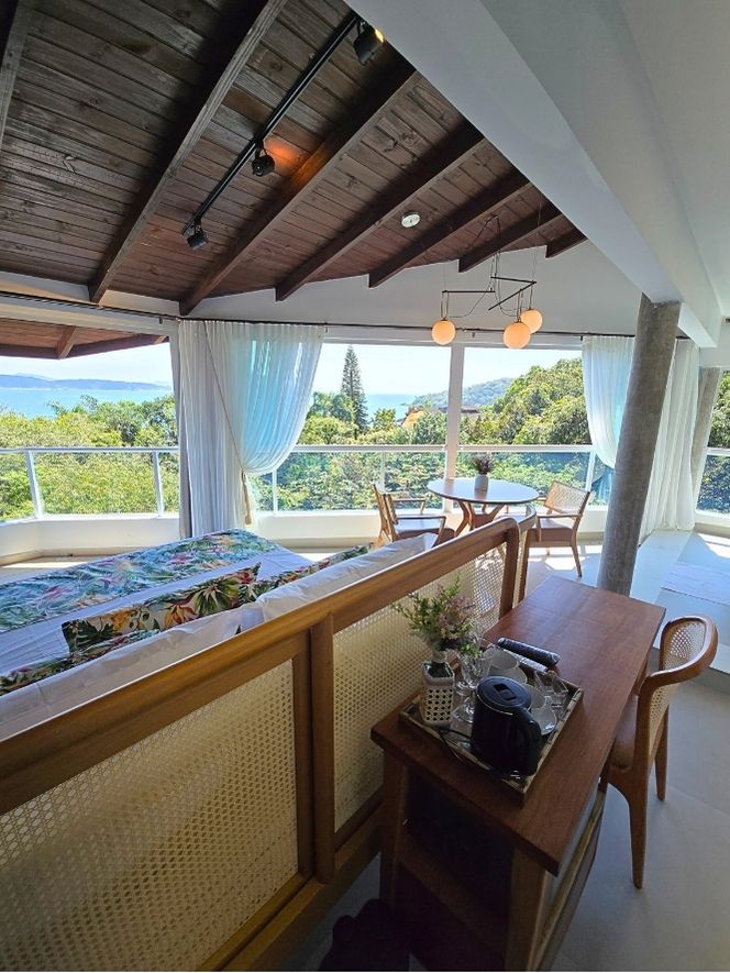Master Suite com Banheiro e vista do mar verticais (12)