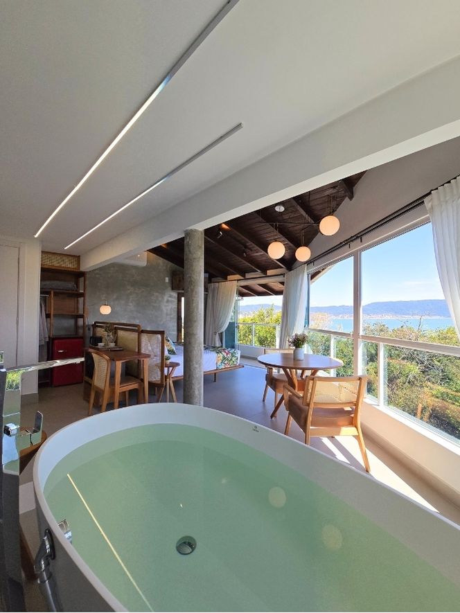 Master Suite com Banheiro e vista do mar verticais (15)