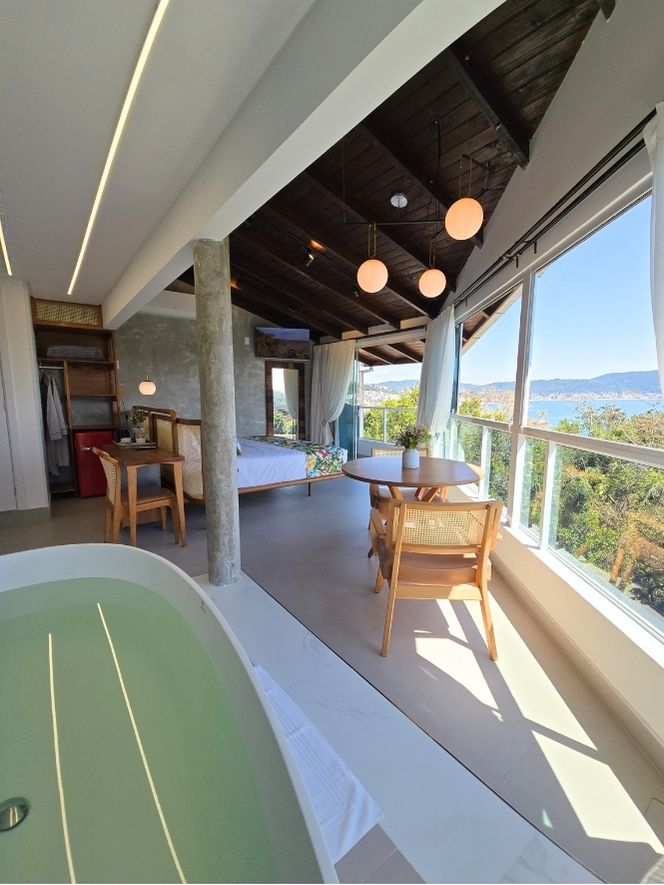 Master Suite com Banheiro e vista do mar verticais (16)