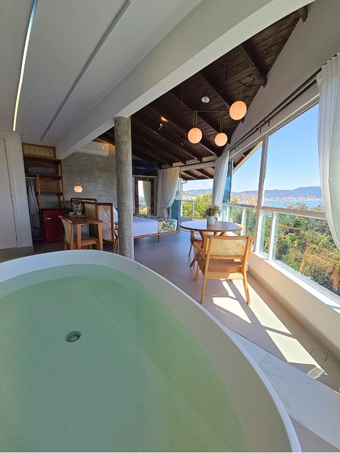 Master Suite com Banheiro e vista do mar verticais (2)