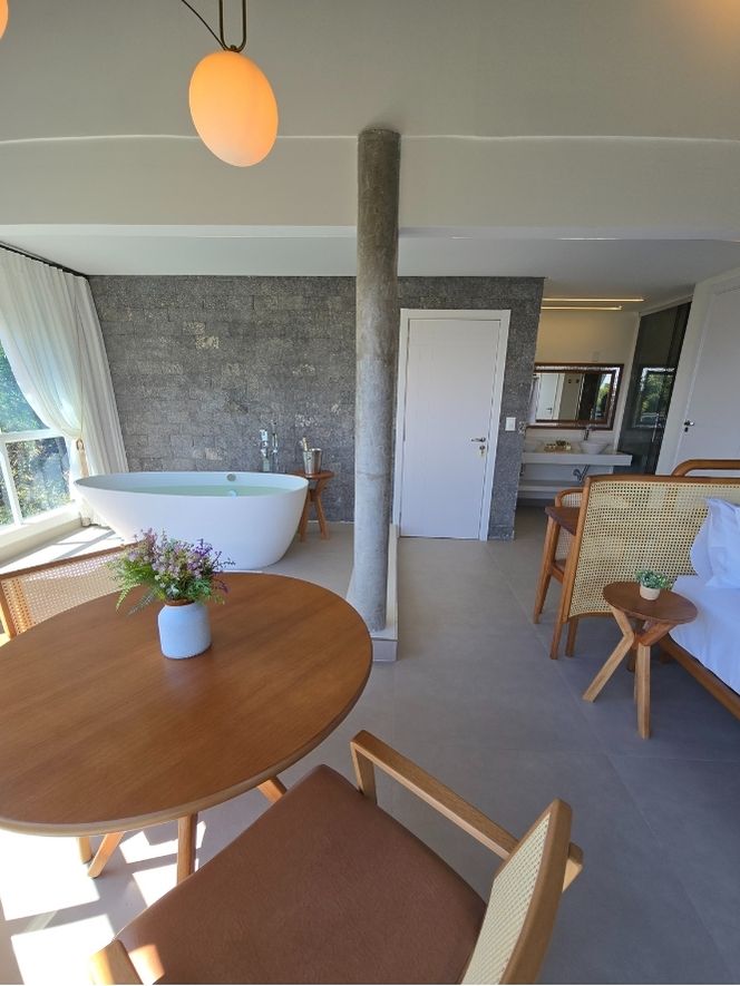 Master Suite com Banheiro e vista do mar verticais (23)