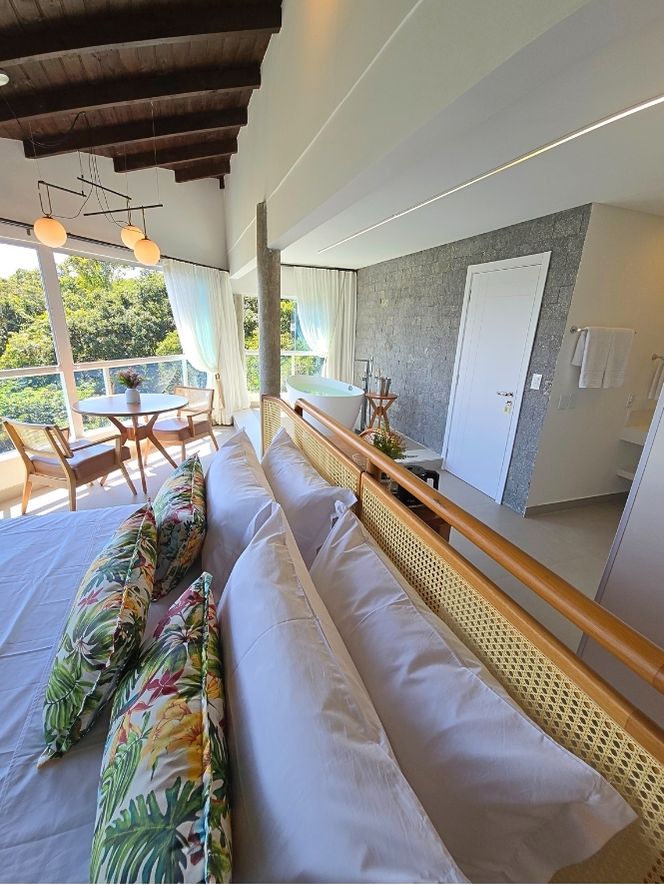 Master Suite com Banheiro e vista do mar verticais (25)