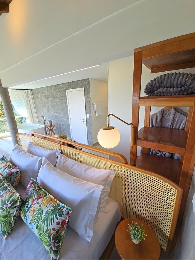 Master Suite com Banheiro e vista do mar verticais (26)