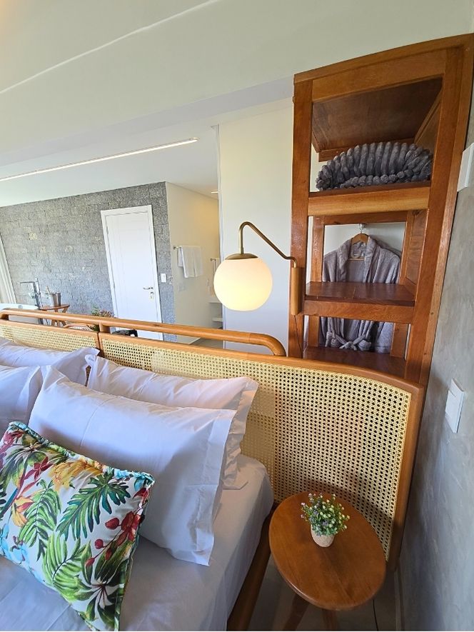 Master Suite com Banheiro e vista do mar verticais (28)