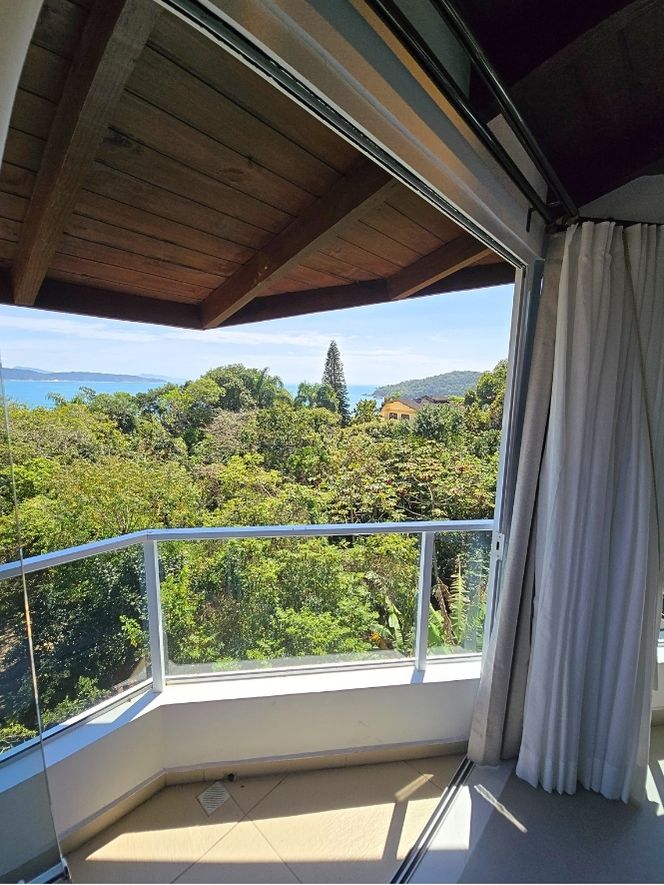 Master Suite com Banheiro e vista do mar verticais (29)