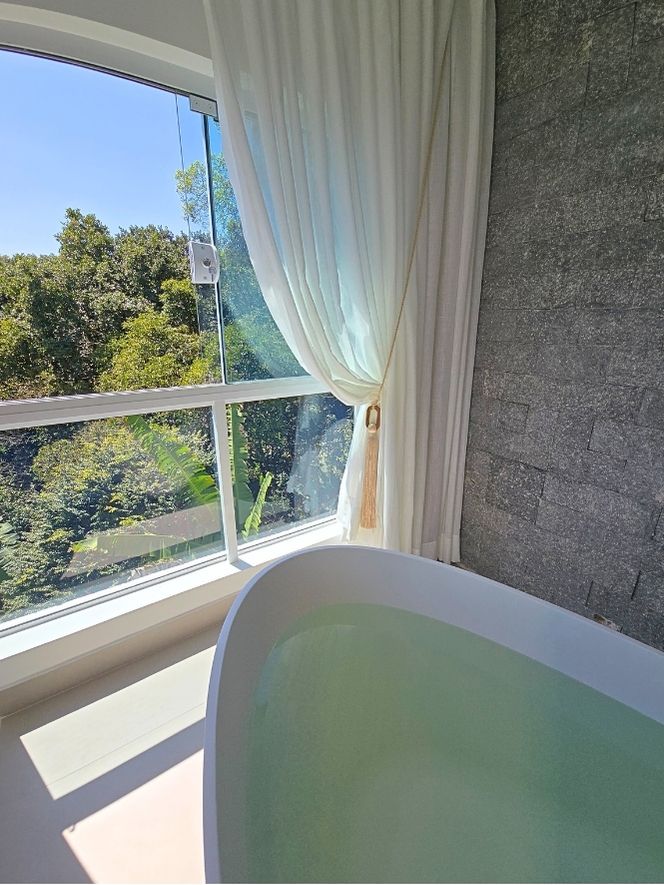 Master Suite com Banheiro e vista do mar verticais (3)