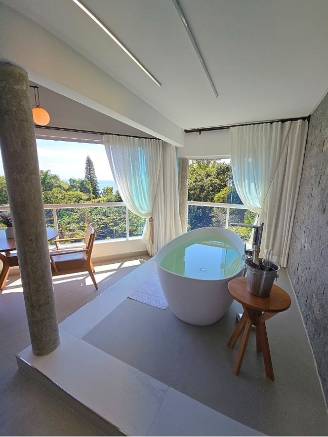 Master Suite com Banheiro e vista do mar verticais (6)