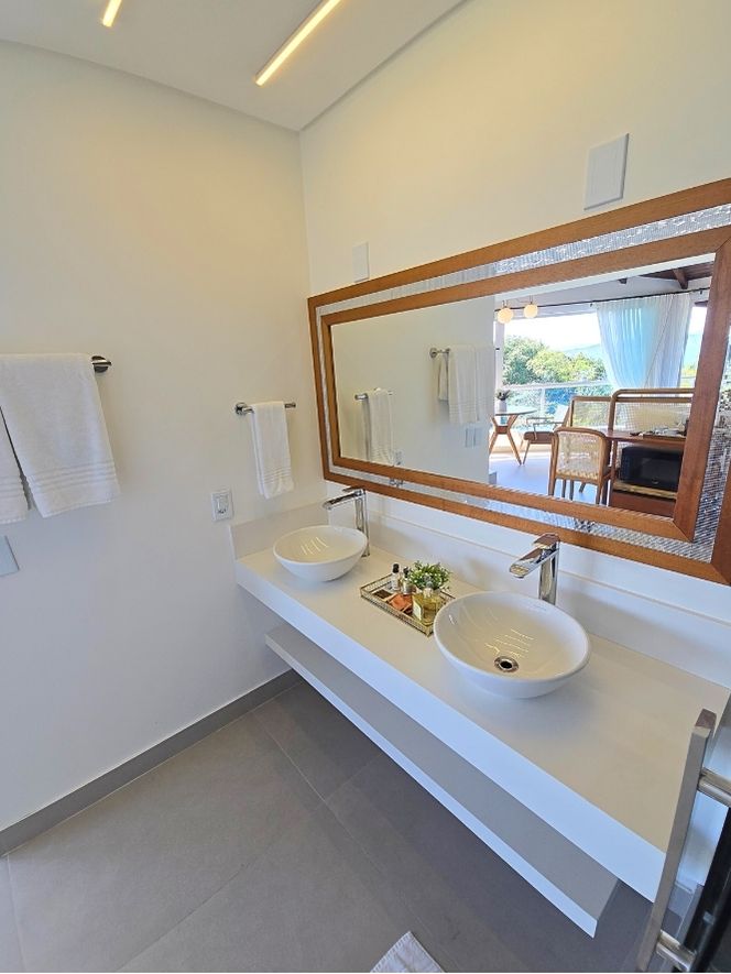 Master Suite com Banheiro e vista do mar verticais (7)