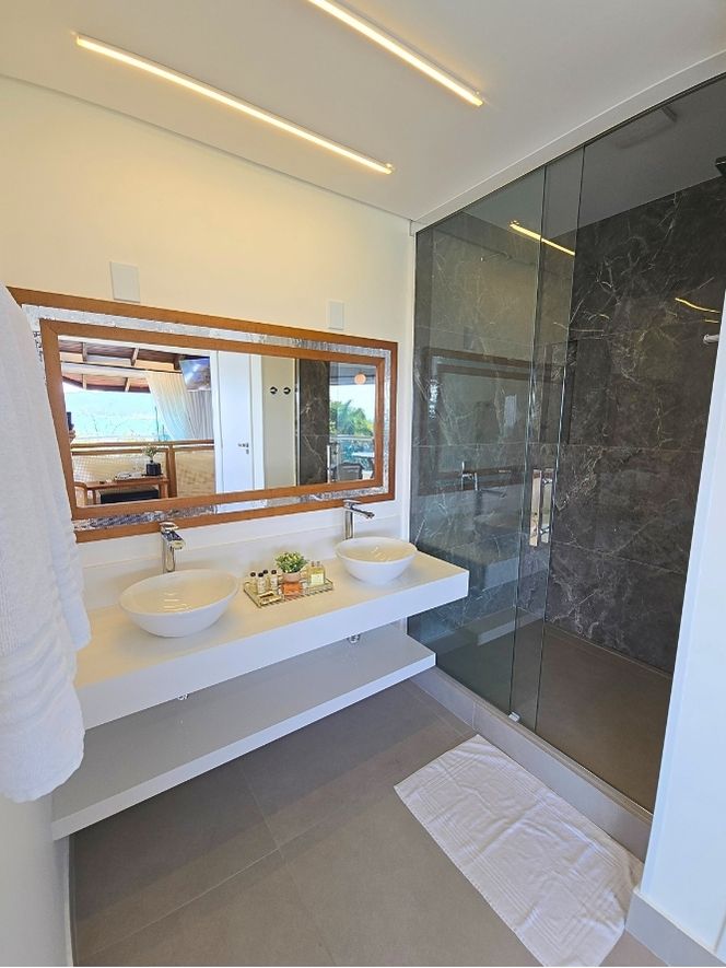 Master Suite com Banheiro e vista do mar verticais (9)