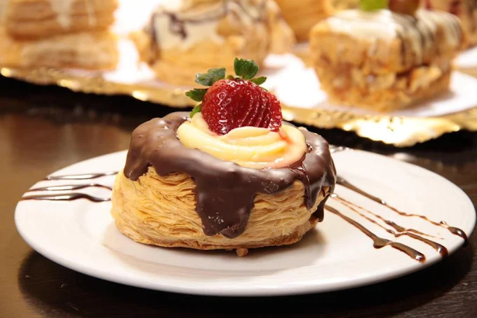 Vol-au-vent com creme, cobertura de chocolate e morango fresco — Café Alas del Alba em Bombas SC