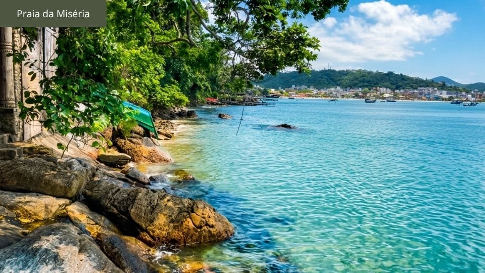 Praia da Miséria com piscina natural cristalina cercada por rochas em Bombinhas.