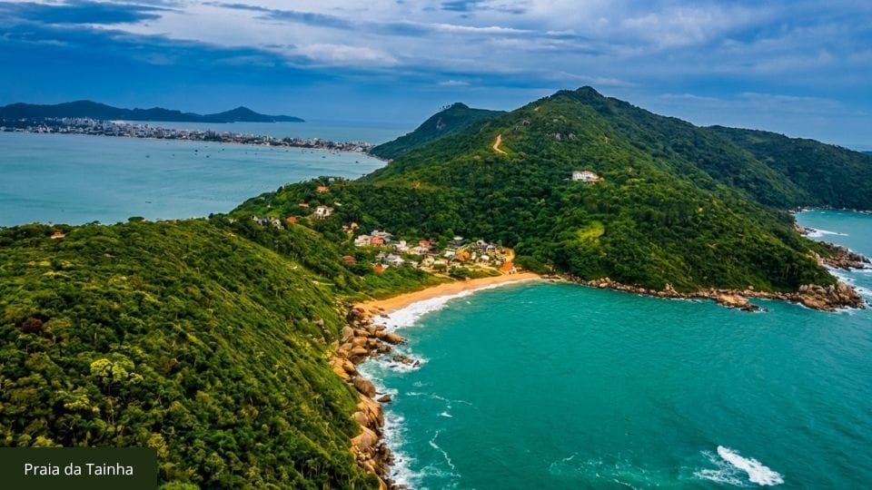 Praia da Tainha com água cristalina paradisíaca e estrutura mínima no extremo sul.