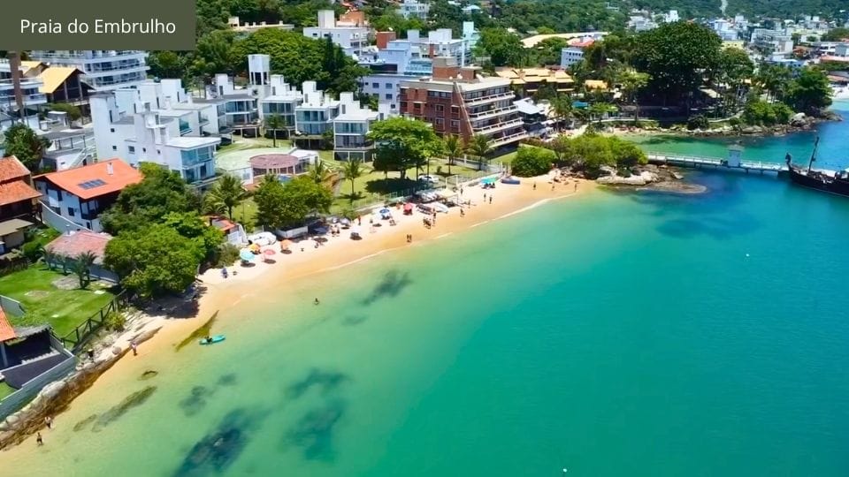 Praia do Embrulho, pequena cove com água cristalina cercada por costão rochoso.