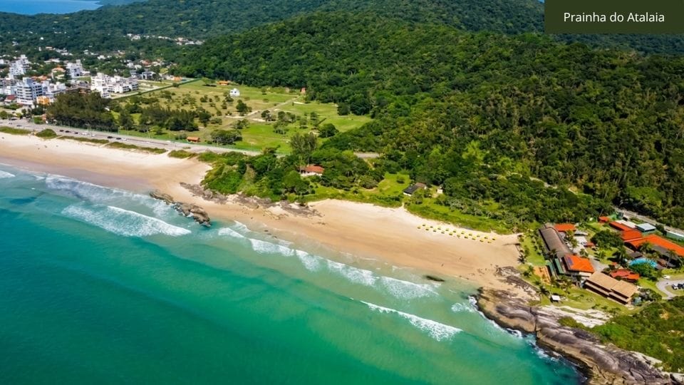 Prainha do Atalaia, pequena cove com água cristalina e estrutura mínima em Bombinhas.