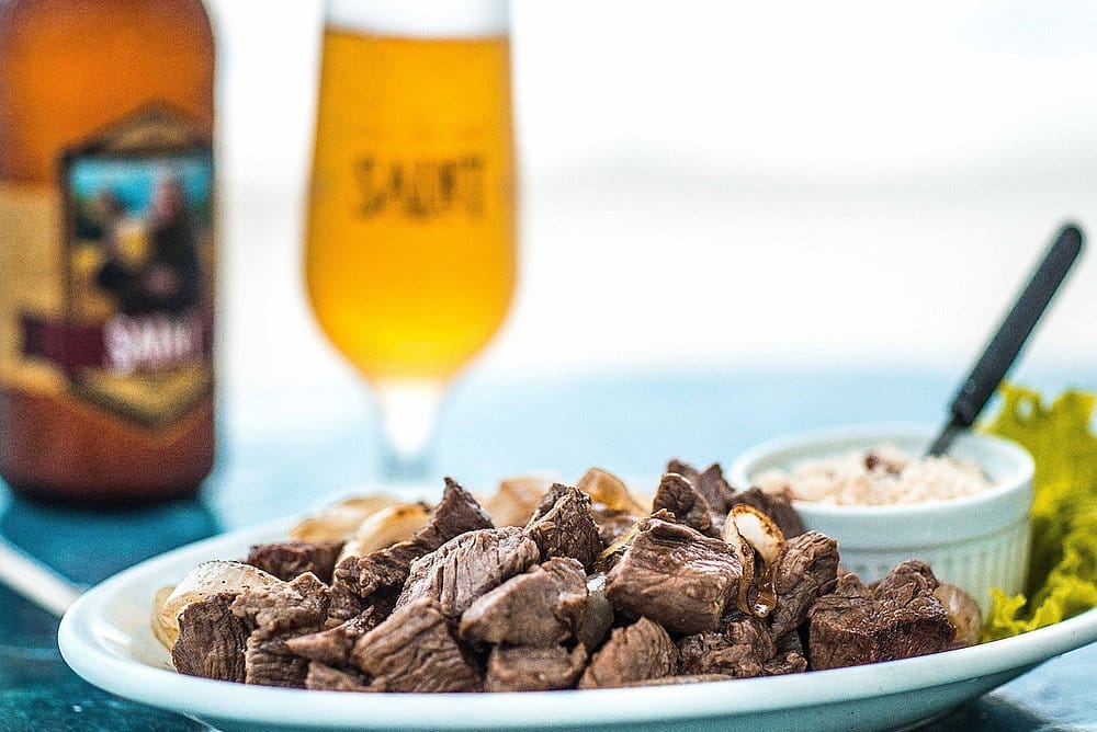Prato de carne com cerveja artesanal no restaurante Berro D'Água em Zimbros, Bombinhas/SC